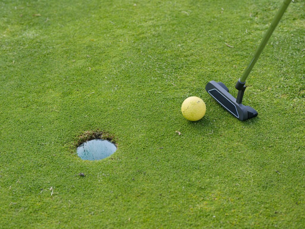 Short putt on putting green